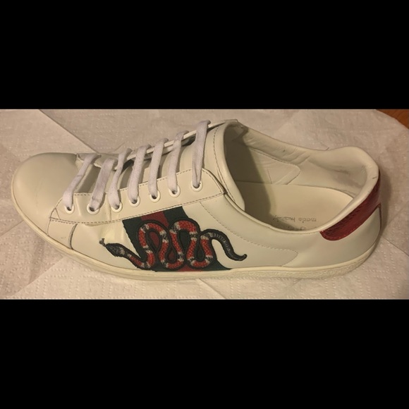 Mens 9.5 Gucci white shoes added colors are red and green with snake - Picture 4 of 7